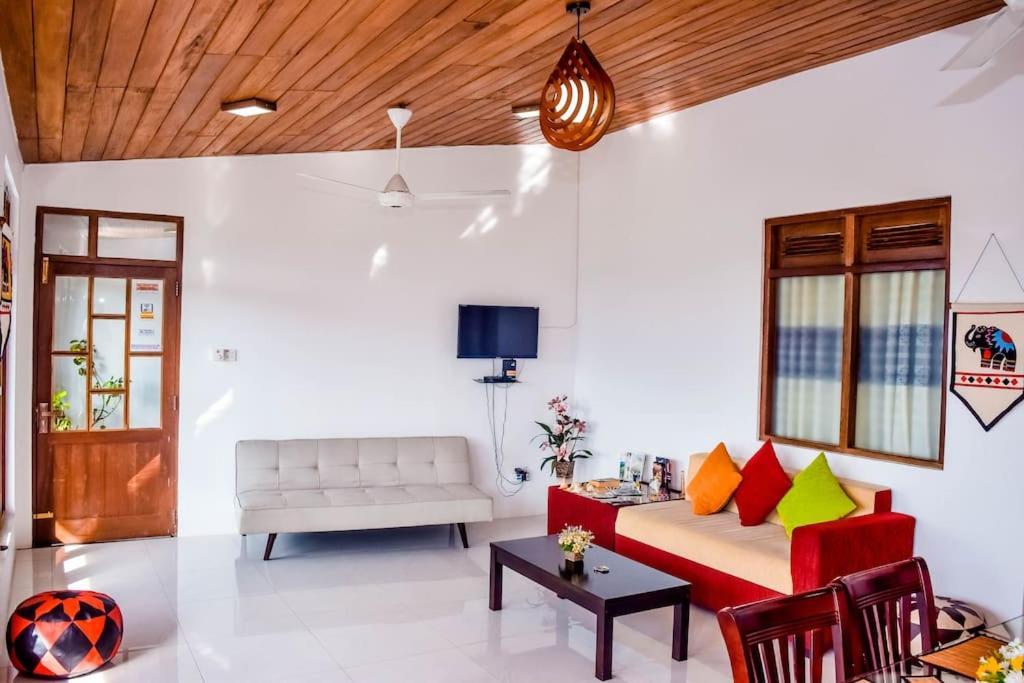 Saru Holiday Apartment - Upto 6 Guests キャンディー エクステリア 写真