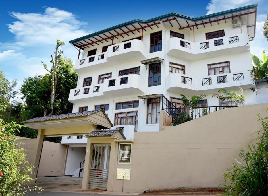 Saru Holiday Apartment - Upto 6 Guests キャンディー エクステリア 写真